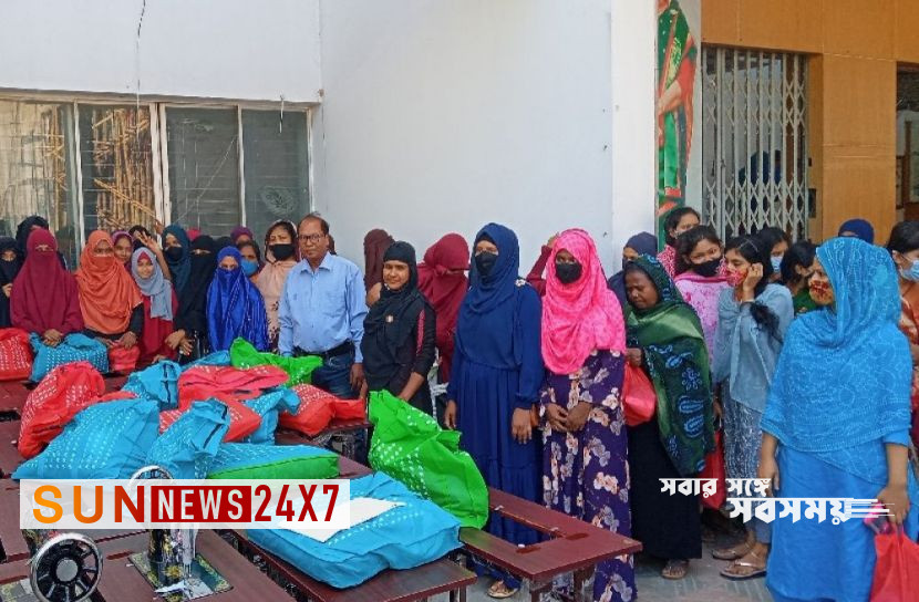 বাংলাদেশঃ যৌনকর্মীদের মাঝে সেলাই মেশিন বিতরণ