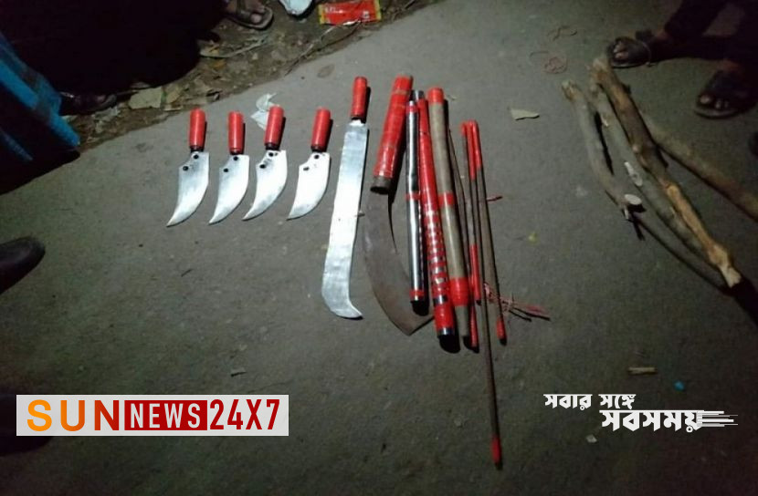 বাংলাদেশঃ ঝোপ থেকে দেশীয় অস্ত্র উদ্ধার বাংলাদেশঃ ঝোপ থেকে দেশীয় অস্ত্র উদ্ধার