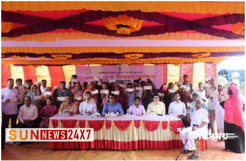 মাগুরায় ক্ষতিপূরণের এল এ চেক বিতরণ