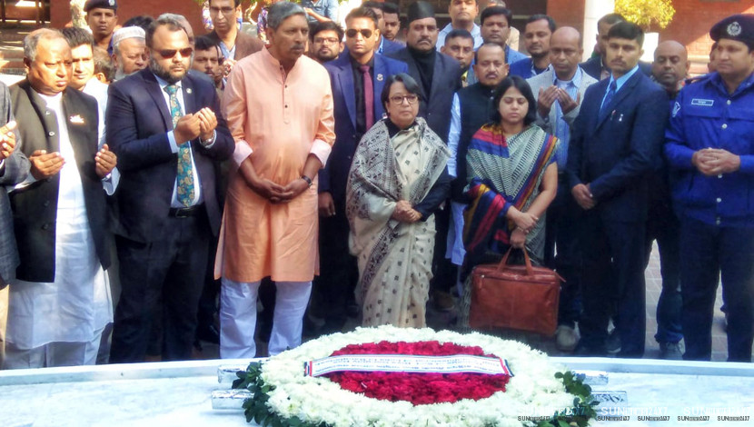 মুজিব বর্ষ উপলক্ষে গত সোমবার (৩ ফেব্রুয়ারি) টুঙ্গিপাড়ায় বঙ্গবন্ধুর সমাধিতে শ্রদ্ধাঞ্জলি নিবেদন করেন ভারতীয় হাইকমিশনার রিভা গাঙ্গুলী ।