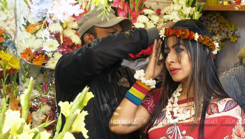 ফাগুন হাওয়ায় ভালোবাসা চিরন্তন...

আহা, আজি এ বসন্তে এত ফুল ফুটে,
এত বাঁশি বাজে, এত পাখি গায়,
সখীর হৃদয় কুসুম-কোমল
কার অনাদরে আজি ঝরে যায়।
কেন কাছে আস, কেন মিছে হাস,
কাছে যে আসিত সে তো আসিতে না চায়।
সুখে আছে যারা, সুখে থাক্‌ তারা,
সুখের বসন্ত সুখে হোক সারা,
দুখিনী নারীর নয়নের নীর
সুখী জনে যেন দেখিতে না পায়।
তারা দেখেও দেখে না, তারা বুঝেও বোঝে না,
তারা ফিরেও না চায়।...

রাগ: বিলাতি ভাঙা
তাল: ত্রিতাল
রচনাকাল (বঙ্গাব্দ): অগ্রহায়ণ, ১২৯৫
রচনাকাল (খৃষ্টাব্দ): 1888
রচনাস্থান: কলকাতা, দার্জিলিং
স্বরলিপিকার: জ্যোতিরিন্দ্রনাথ ঠাকুর, ইন্দিরা দেবী