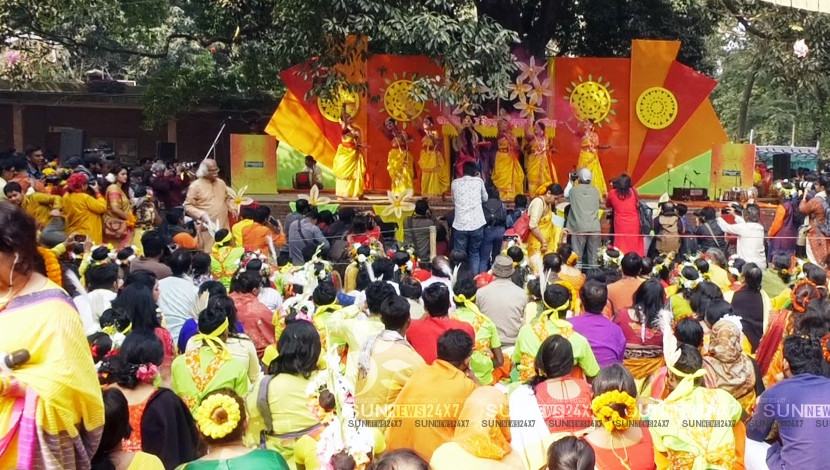 ফাগুন হাওয়ার আগুন লাগা বসন্তে...

ফাগুন,  হাওয়ায় হাওয়ায় করেছি যে দান--
তোমার   হাওয়ায় হাওয়ায় করেছি যে দান--
আমার   আপনহারা প্রাণ   আমার   বাঁধন-ছেড়া প্রাণ॥
তোমার   অশোকে কিংশুকে
অলক্ষ্য রঙ লাগল আমার অকারণের সুখে,
তোমার   ঝাউয়ের দোলে
মর্মরিয়া ওঠে আমার দুঃখরাতের গান॥
পূর্ণিমাসন্ধ্যায়   তোমার   রজনীগন্ধায়
রূপসাগরের পারের পানে উদাসী মন ধায়।
তোমার   প্রজাপতির পাখা
আমার   আকাশ-চাওয়া মুগ্ধ চোখের রঙিন-স্বপন-মাখা।
তোমার   চাঁদের আলোয়
মিলায় আমার দুঃখসুখের সকল অবসান॥

রাগ: বাউল
তাল: দাদরা-খেমটা
রচনাকাল (বঙ্গাব্দ): 1337
রচনাকাল (খৃষ্টাব্দ): 1931
স্বরলিপিকার: অনাদিকুমার দস্তিদার