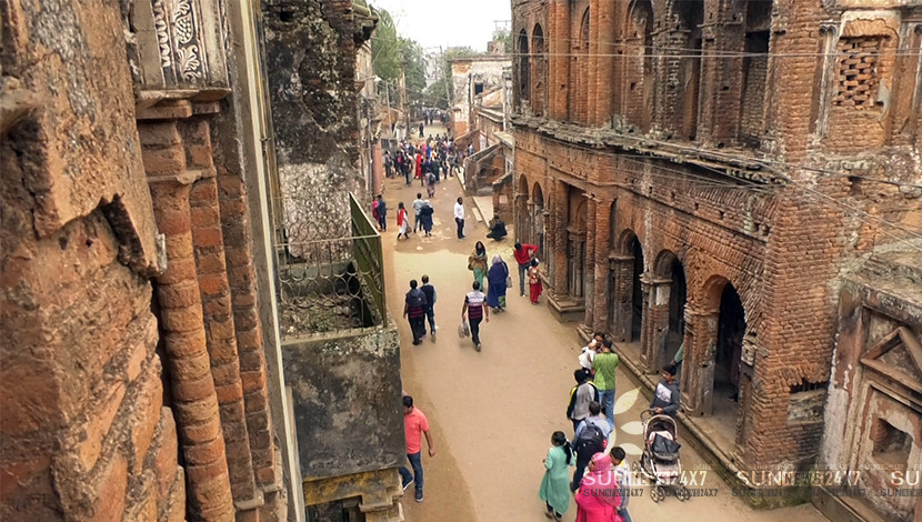 ইতিহাস থেকে জানা যায়, এক সময়ের হাজার বছরের প্রাচীন নগর সূবর্ণগ্রাম ছিল পূর্ব বাংলার অন্যতম রাজধানী ও নদী বন্দর। এই সূবর্ণ গ্রামেই ১৩ শতকের স্থানীয় হিন্দু রাজা ধনুজমাধব দশরথ দেব তার শাসনকেন্দ্র প্রতিষ্ঠা করেন।