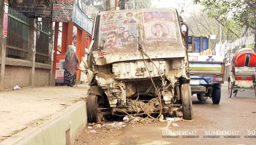থানার সামনের অতি পরিচিত একটি দৃশ্য। বছরের পর বছর গড়িয়ে এমন  অসংখ্য চালু গাড়ি রুপান্তরিত হয় আবর্জনায় । জনবহুল সড়ক দখল, পরিবেশ দূষণ কিংবা এডিস মশার বিস্তারে এর জুড়ি না্ই। 
পুলিশের কাছে এগুলো আলামত। কিন্ত  রাষ্ট্রের  এতবড় আর্থিক  ক্ষতির হিসাব করার দায়  কার ? 
ছবি: নিউর্মাকেট থানা, ঢাকা মেট্রো, ১৮/১/২০২০