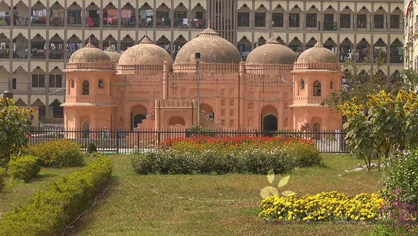 সাত গম্বুজ মসজিদ ঢাকার মোহাম্মদপুরে অবস্থিত মুঘল আমলে নির্মিত একটি মসজিদ। এই মসজিদটি চারটি মিনারসহ সাতটি গম্বুজের কারনে মসজিদের নাম হয়েছে 'সাতগম্বুজ মসজিদ' ।