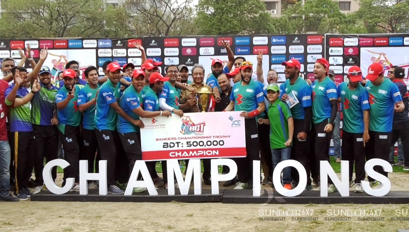 বসুন্ধরা গ্রুপ ব্যাংকার্স ক্রিকেট চ্যাম্পিয়নশিপের ফাইনালে স্ট্যান্ডার্ড চার্টার্ড ব্যাংক ৩২ রানে ইস্টার্ন ব্যাংক লিমিটেডকে হারিয়ে শিরোপা জয় করে।

ম্যাচ শেষে বিজয়ীদের হাতে ট্রফি তুলে দেন বাংলাদেশ ক্রিকেট বোর্ডের সভাপতি নাজমুল হাসান পাপন। এ সময় উপস্থিত ছিলেন আয়োজক বসুন্ধরা গ্রুপের ভাইস চেয়াম্যান সাফওয়ান সোবহান ও বিসিবির প্রধান নির্বাহী নিজামউদ্দিন চৌ্ধুরী সুজন।