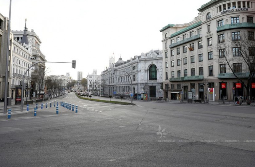 করোনাভাইরাসের কারণে জন-মানব শূন্য ইতালির সড়কগুলো। বন্ধ করে দেয়া হয়েছে দোকান-পাট। হোম কোয়ারেন্টাইনে ইতালিবাসী। অতি প্রয়োজন ছাড়া বাসা থেকে বের হচ্ছেন না কেউ।