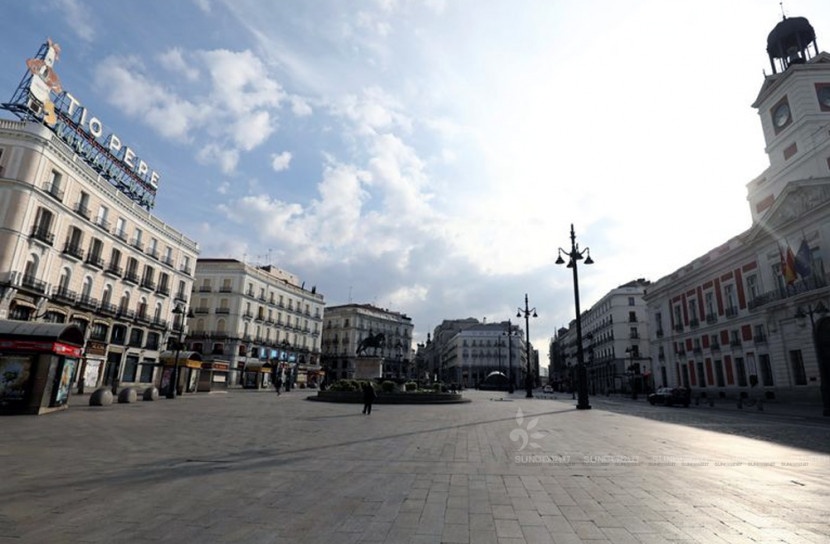 করোনাভাইরাসের কারণে জন-মানব শূন্য ইতালির সড়কগুলো। বন্ধ করে দেয়া হয়েছে দোকান-পাট। হোম কোয়ারেন্টাইনে ইতালিবাসী। অতি প্রয়োজন ছাড়া বাসা থেকে বের হচ্ছেন না কেউ।