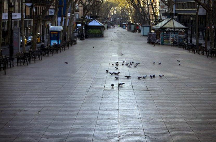 করোনাভাইরাসের কারণে জন-মানব শূন্য ইতালির সড়কগুলো। বন্ধ করে দেয়া হয়েছে দোকান-পাট। হোম কোয়ারেন্টাইনে ইতালিবাসী। অতি প্রয়োজন ছাড়া বাসা থেকে বের হচ্ছেন না কেউ।