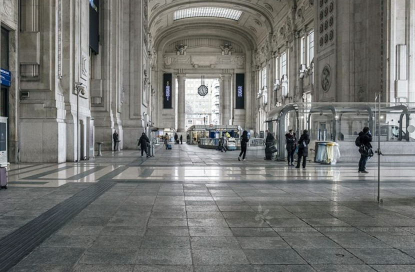 করোনাভাইরাসের কারণে জন-মানব শূন্য ইতালির সড়কগুলো। বন্ধ করে দেয়া হয়েছে দোকান-পাট। হোম কোয়ারেন্টাইনে ইতালিবাসী। অতি প্রয়োজন ছাড়া বাসা থেকে বের হচ্ছেন না কেউ।