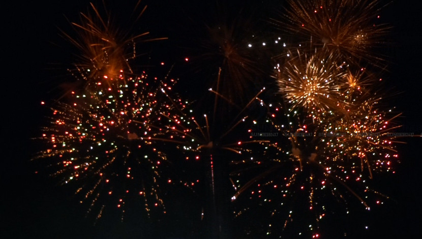 বঙ্গবন্ধুর জন্মক্ষণে আতশবাজির আলোকচ্ছটায় আনুষ্ঠানিক উদ্বোধন মুজিব শতবর্ষের।