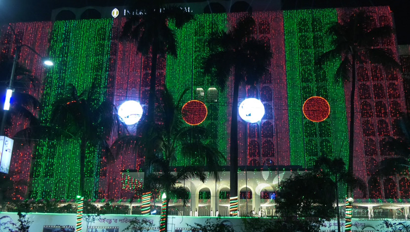 মুজিব শতবর্ষ উপলক্ষে বর্ণিল সাজে রাজধানী ঢাকা।