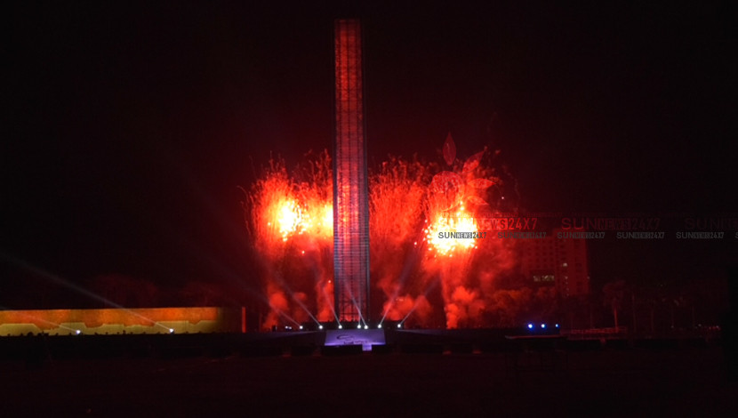 বঙ্গবন্ধুর জন্মক্ষণে আতশবাজির আলোকচ্ছটায় আনুষ্ঠানিক উদ্বোধন মুজিব শতবর্ষের।