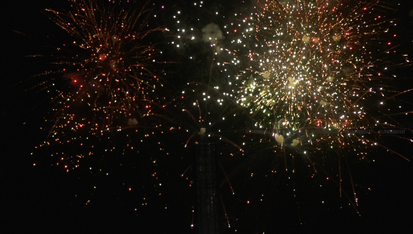 বঙ্গবন্ধুর জন্মক্ষণে আতশবাজির আলোকচ্ছটায় আনুষ্ঠানিক উদ্বোধন মুজিব শতবর্ষের।