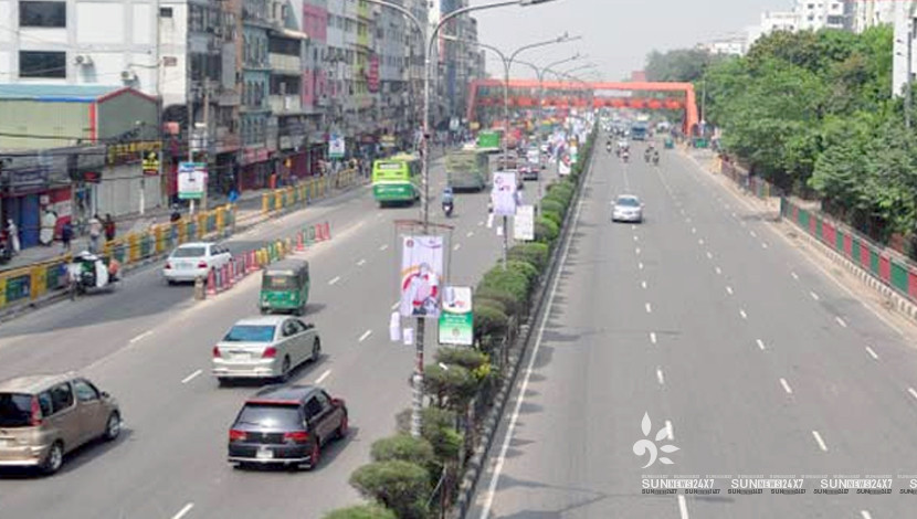 রাজধানীর গেন্ডারিয়া থেকে কল্যাণপুর এলাকার সাড়ে ১৪ কিলোমিটারের রাস্তা। গুগল ট্রাফিক ম্যাপ অনুযায়ী, এ সড়ক পার হতে সময় লাগে ৪০ মিনিট।
কিন্তু ২৯ মার্চ এ পথ পাড়ি দিতে সময় লেগেছে মাত্র আধা ঘণ্টা। শুধু এ পথটিই নয় পুরো ঢাকা শহর এখন ফাঁকা। চিরচেনা ঢাকার অচেনা রুপে নগরবাসীও করোনা আতঙ্কে গৃহবন্দি।
