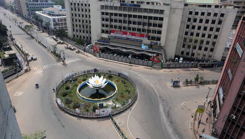 পুরো ঢাকা শহর এখন ফাঁকা। চিরচেনা ঢাকার অচেনা রুপে নগরবাসী করোনা আতঙ্কে গৃহবন্দি। (শাপলা চত্বর ঢাকা)