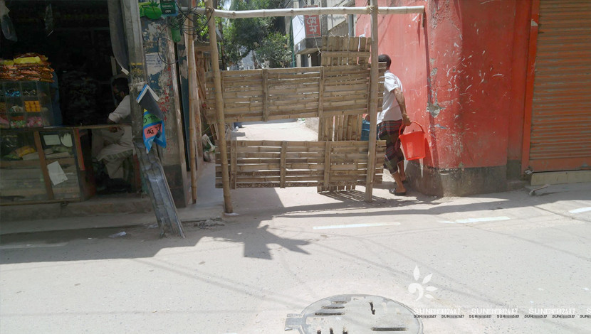 কোথাও প্রশাসনের পক্ষ থেকে, আবার কোথাও প্রশাসনের অপেক্ষা না করে এলাকাবাসী নিজ উদ্যোগ স্বেচ্ছায় বিভিন্ন সড়ক বন্ধ করে দিচ্ছেন। স্বেচ্ছায় সচেতন হয়ে এলাকাভিত্তিক ‘লকডাউন’