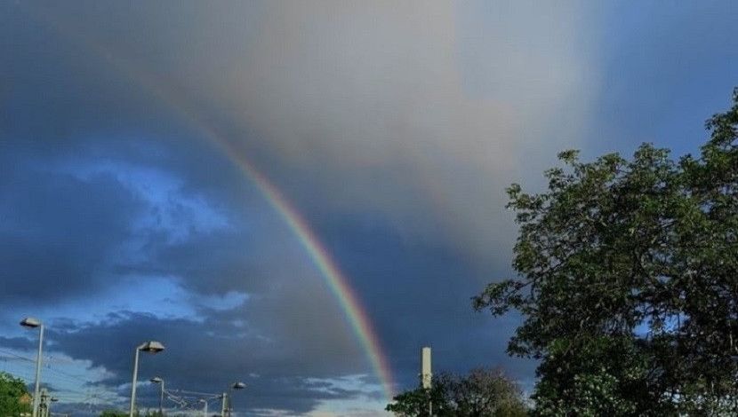 নীলিমার বিশাল ক্যানভাসে আজ একেঁছে রংধনু