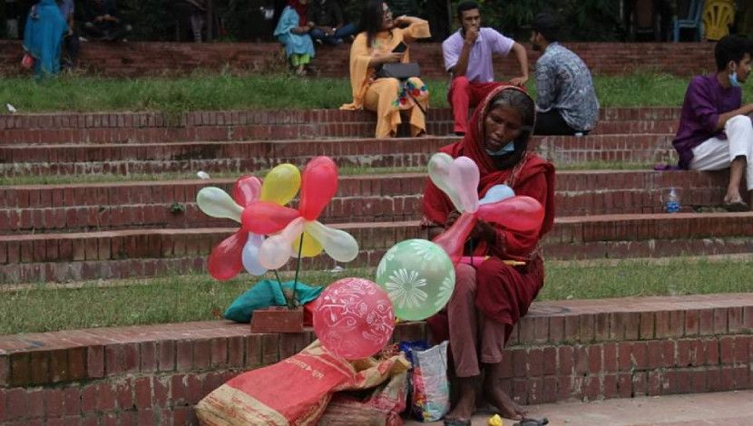 কর্মজীবী নারী . রবীন্দ্র সরোবর ( ছবি : সুলতানা আক্তার )