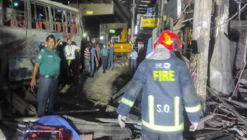 রোববার সন্ধ্যায় রাজধানীর মগবাজারে ভয়াবহ বিস্ফোরণে ৬ জন নিহত,  আহত অর্ধশত। উদ্ধার কাজে পুলিশ ও ফায়ার সার্ভিস কর্মকর্তারা। ছবি-মুরশেদ মুকুল