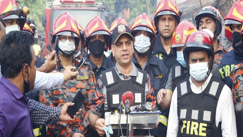 রোববার সন্ধ্যায় রাজধানীর মগবাজারে ভয়াবহ বিস্ফোরণে ৬ জন নিহত, আহত অর্ধশত।  সার্বিক পরিস্থিতি নিয়ে সাংবাদিকদের জানাচ্ছেন ফায়ার সার্ভিস কর্মকর্তা। ছবি-মুরশেদ মুকুল