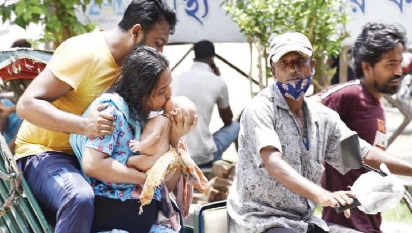 বাবা-মা ও সন্তান। রাজশাহীতে তীব্র শ্বাস কষ্টে থাকা সন্তানকে মা মুখ দিয়ে অক্সিজেন দিতে দিতে হাসপাতালে নিয়ে যাচ্ছেন। আর পিতা অসহায়ের মতো সন্তানের নাম ধরে ডাকছেন। ছবিটি সাংবাদিক রফিকুল ইসলাম রনির ফেসবুক থেকে নেয়া।