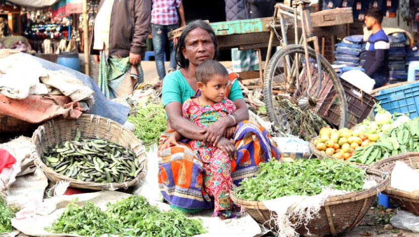 নানি নাতনি মিলে  সবজি বিক্রি