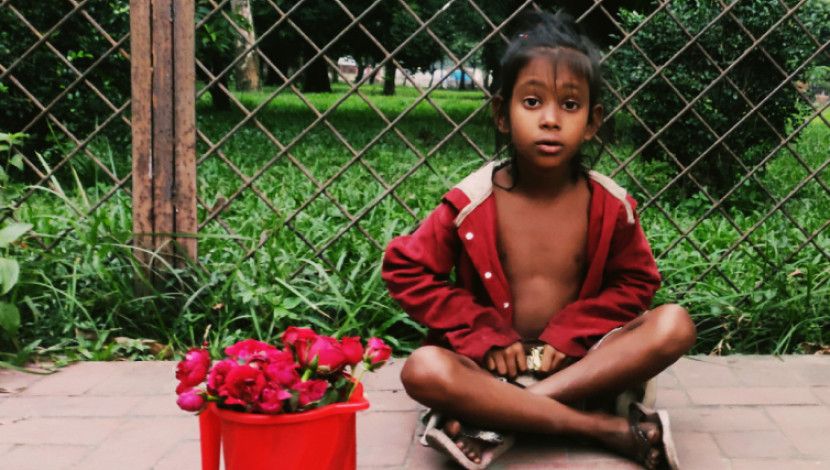 ' আপনেরা ফুল  কিনলে আমি ভাত খাইতে পারুম' ( ছবি : সুলতানা আক্তার )