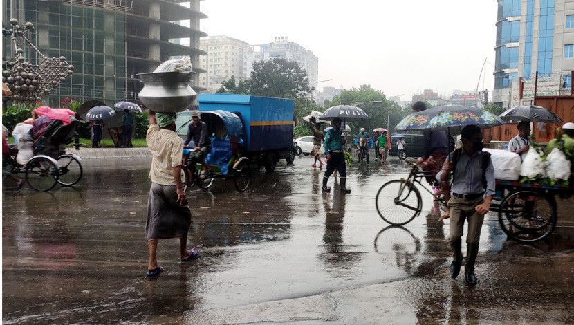 বৃষ্টির দিনে কর্মজীবীদের ভোগান্তি