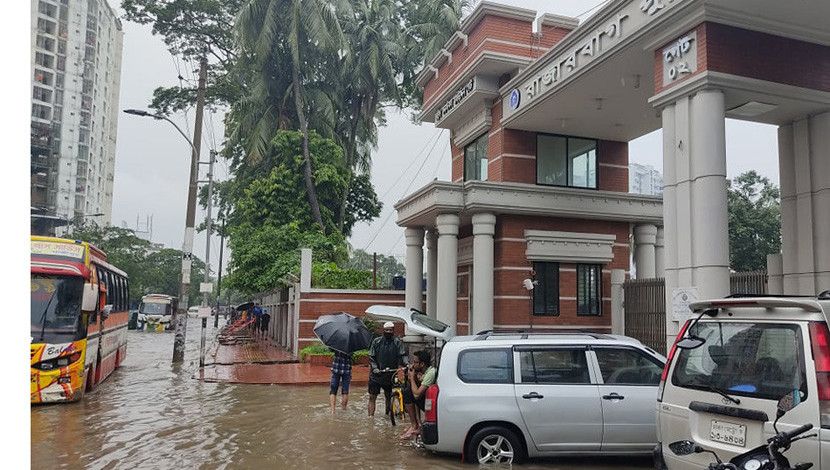 পুলিশলাইনে হাঁটু পানি