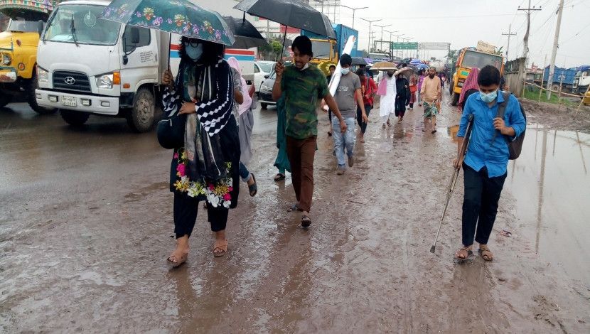 দুর্ভোগে ঢাকাগামী মানুষ (ছবিঃ মো মেহেদী হাসান রাজু)