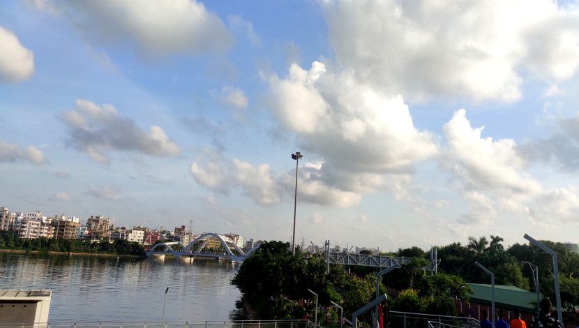 হাতির ঝিলের মেঘলা আকাশ