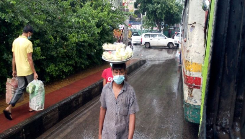 খাইবেন মিষ্টি পেয়ারা..., ঝাল, লবণ দিয়া মিষ্টি পেয়ারা...! (ছবিঃ মো মেহেদী হাসান রাজু)
