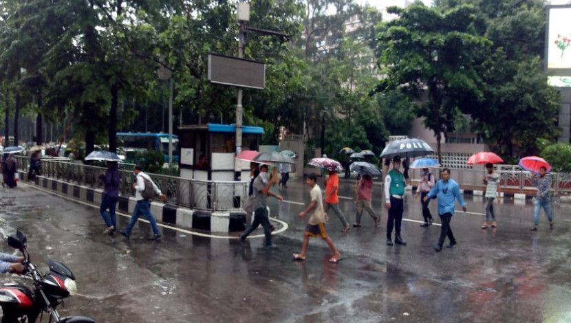 বৃষ্টিতে ব্যস্ত নগরীর ব্যস্ত জীবন...!  (ছবি: মো মেহেদী হাসান রাজু)