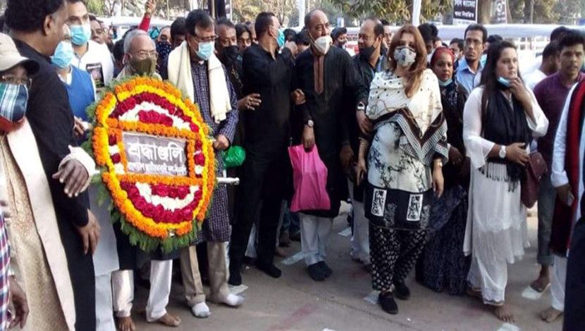 আজিমপুর কবরস্থানে ভাষাশহীদদের সমাধিতে ফুল দিয়ে শ্রদ্ধা জানান বিএনপি নেতারা