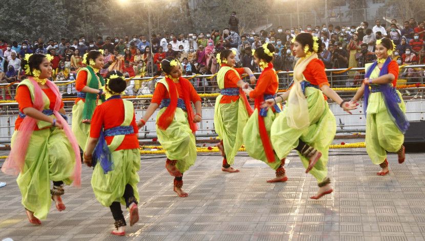 শিল্পকলায় বসন্ত আর ভালোবাসার উন্মাদনার ঢেউ