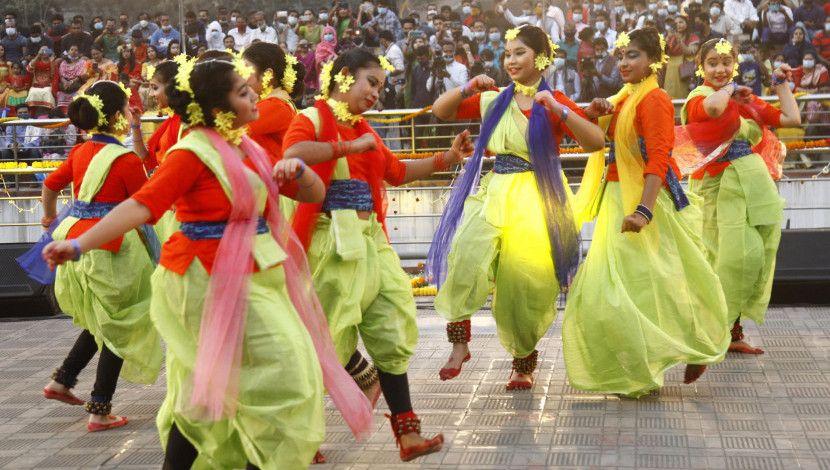 শিল্পকলায় বসন্ত আর ভালোবাসার উন্মাদনার ঢেউ