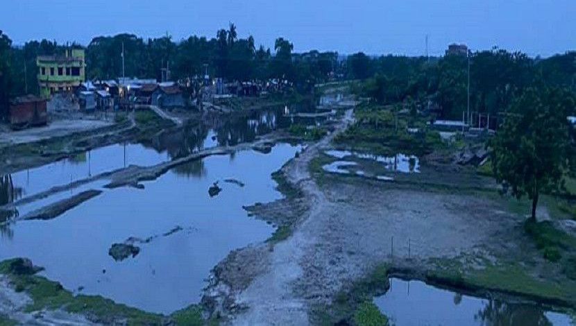 বেতনা নদী বা বেতনা-কোদালিয়া নদী বাংলাদেশ-ভারতের একটি আন্তঃসীমান্ত নদী। নদীটি ঝিনাইদহ, যশোর ও সাতক্ষীরা জেলার মধ্য দিয়ে প্রবাহিত। নদীটির দৈর্ঘ্য ১৯১ কিলোমিটার, গড় প্রস্থ ৫৫ মিটার এবং নদীটির প্রকৃতি সর্পিলাকার। বাংলাদেশ পানি উন্নয়ন বোর্ড বা "পাউবো" কর্তৃক বেতনা নদীর প্রদত্ত পরিচিতি নম্বর দক্ষিণ-পশ্চিমাঞ্চলের নদী নং ৬৪। নদীটি এখন মৃতপ্রায়।