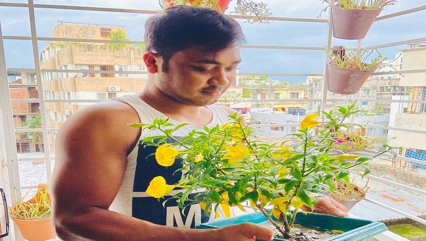 ফুল, দালানের রং ও প্রাকৃতিক পরিবেশের অনণ্য সমন্বয়। ফুলের প্রতি ভালোবাসা।