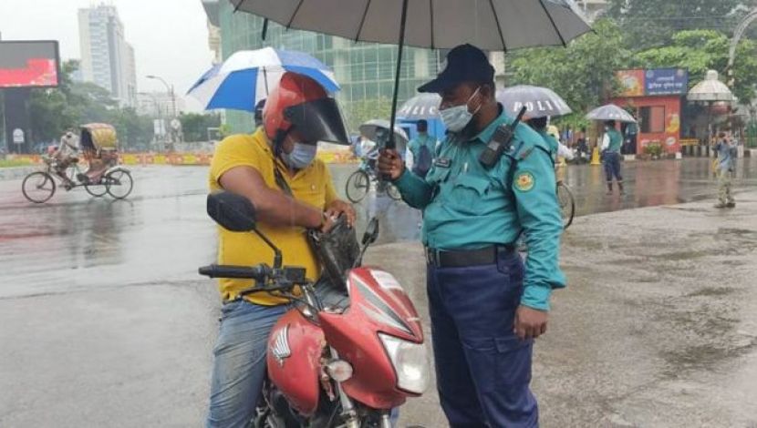 বিভিন্ন জায়গায়  চেক চলছে ( ছবি :  জাহিদ  রাকিব )