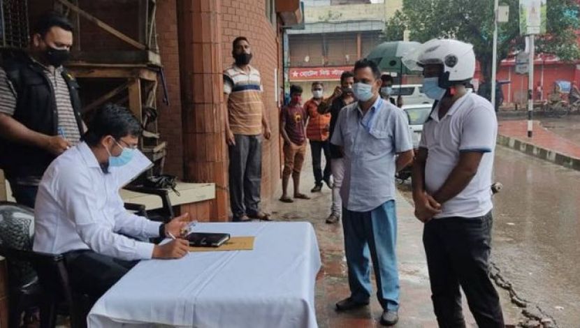 ফার্মগেট এলাকায় র‍্যাবের নির্বাহী ম্যাজিস্ট্রেটর অভিযান (ছবি :  জাহিদ রাকিব )