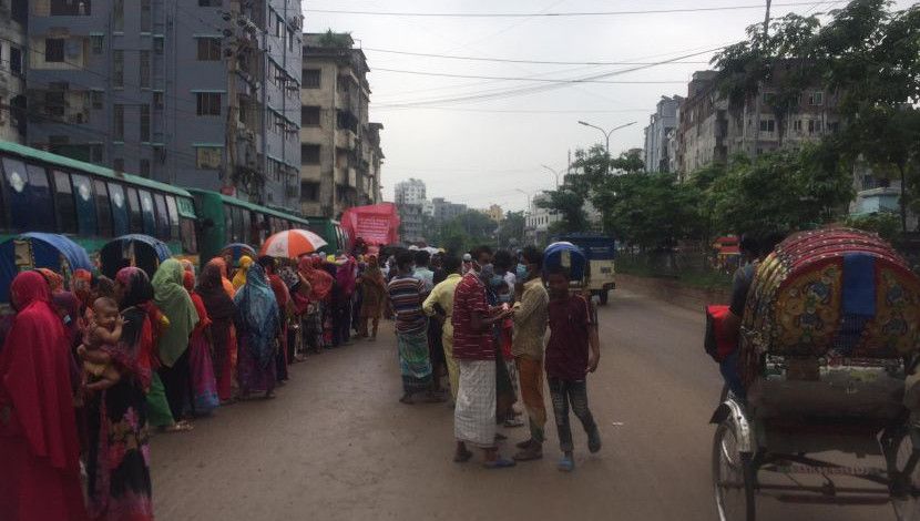 রাজধানীতে কঠোর লকডাউনে স্বাস্থ্যবিধি উপক্ষো করে টিসিবির গাড়িতে দীর্ঘ লাইন। ছবিটি মোহাম্মদপুর বেড়িবাঁধের মোড় সড়ক থেকে তোলা
