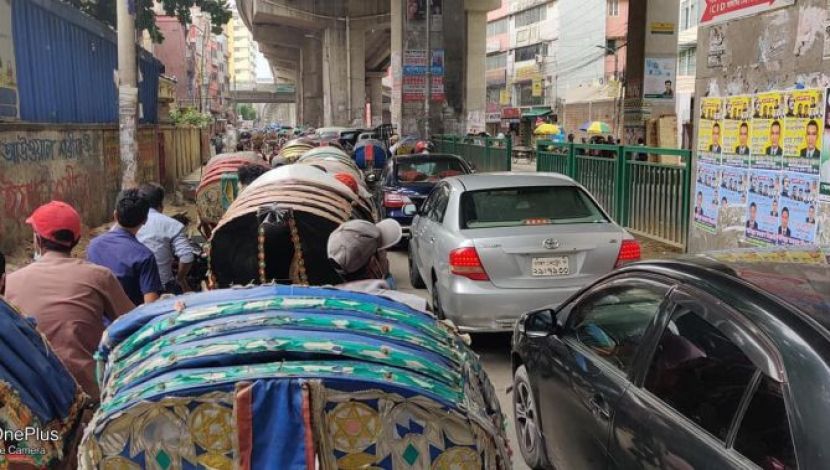 কঠোর লকডাউন চললেও রাজধানীর সড়ক ছিল প্রাইভেট আর রিক্সার দখলে। বিভিন্ন সড়কে ছিল জ্যাম।