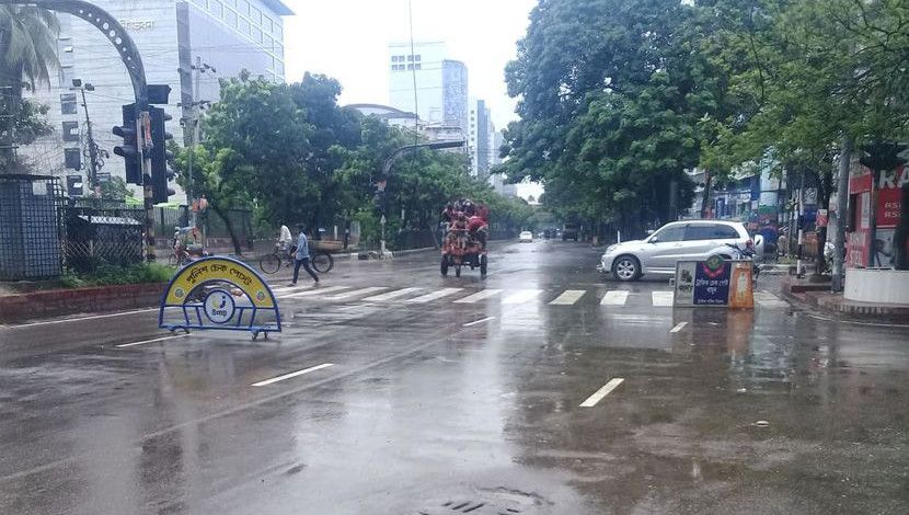 চলমান লকডাউনে রাজধানীর প্রধান সড়কগুলোতে মানুষের চলাচল কম থাকলেও ভেতরের অলিগলিতে চিত্র পুরো উল্টো। 
বৃহস্পতিবার দুপুর ১টার দিকে গ্রীনরোড থেকে তোলা ছবি। 

ছবি: আসমাউল মুত্তাকিন