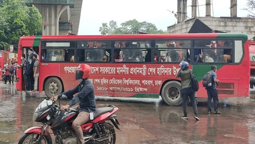 লকডাউনের প্রথম দিনে বঙ্গবন্ধু শেখ মুজিবুর রহমান মেডিকেল বিশ্ববিদ্যালয়ের স্টাফ বাসে গাদাগাদি করে যাতায়াত। স্বাস্থ্যবিধি লঙ্ঘিত