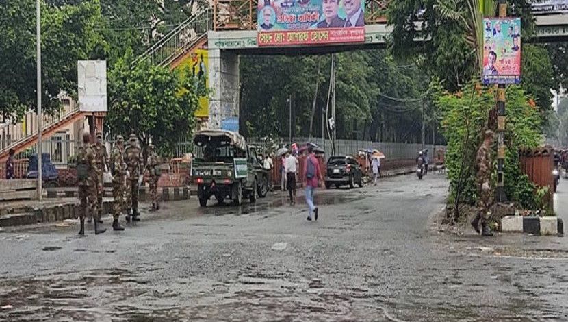 রাজধানীর শাহবাগ এলাকায় কঠোর লকডাউনে স্বাস্থ্যবিধি মানাতে সেনাবাহিনী টহল দিচ্ছে। এ সময় তাদের বিভিন্ন যানবাহন তল্লাশি করতে দেখায় যায়। করোনাভাইরাসের সংক্রমণ প্রতিরোধে আজ বৃহস্পতিবার (১ জুলাই) সকাল ৬টা থেকে সাতদিনের কঠোর বিধিনিষেধ শুরু হয়েছে। লকডাউনে পুলিশ, বিজিবি, র‌্যাব ও সেনাবাহিনীর টহল বৃদ্ধি করা হয়েছে। ছবি-জাহিদ রাকিব।