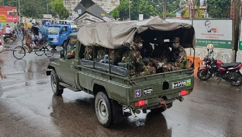 রাজধানীর শাহবাগ এলাকায় কঠোর লকডাউনে স্বাস্থ্যবিধি মানাতে সেনাবাহিনী টহল দিচ্ছে। এ সময় তাদের বিভিন্ন যানবাহন তল্লাশি করতে দেখায় যায়। করোনাভাইরাসের সংক্রমণ প্রতিরোধে আজ বৃহস্পতিবার (১ জুলাই) সকাল ৬টা থেকে সাতদিনের কঠোর বিধিনিষেধ শুরু হয়েছে। লকডাউনে পুলিশ, বিজিবি, র‌্যাব ও সেনাবাহিনীর টহল বৃদ্ধি করা হয়েছে। ছবি-জাহিদ রাকিব।