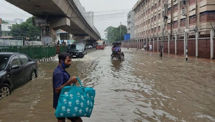বৃষ্টিতে রাজধানীতে মানুষের নাকাল অবস্থা। ছবি-জাহিদ রাকিব।