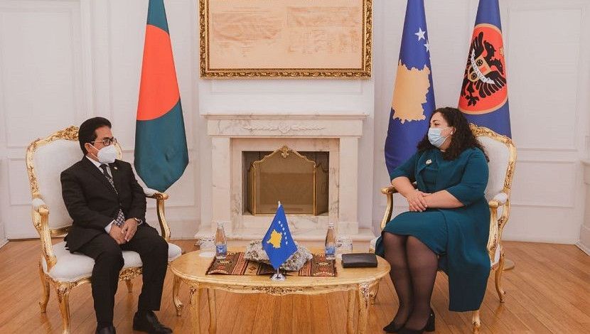 কসোভো প্রজাতন্ত্রে সমবর্তী এবং জার্মানিতে নিয়মিত দায়িত্বে নিযুক্ত বাংলাদেশের রাষ্ট্রদূত মোঃ মোশাররফ হোসেন ভূঁইয়া, এনডিসি গত ৩০ জুন এক আড়ম্বরপূর্ণ অনুষ্ঠানের মাধ্যমে কসোভো প্রজাতন্ত্রের রাষ্ট্রপতি ড. ভিয়োসা ওসমানি সাদ্রিয়ঁ কাছে অনাবাসিক রাষ্ট্রদূত হিসেবে তাঁর পরিচয়পত্র পেশ করেন।