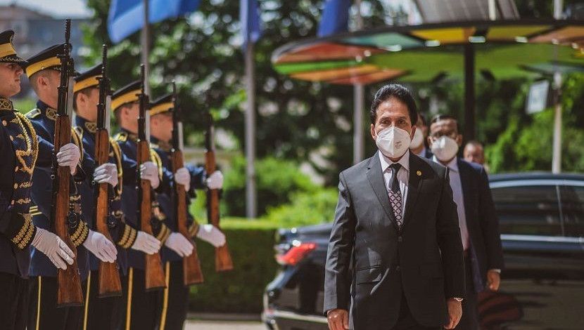 কসোভো প্রজাতন্ত্রে সমবর্তী এবং জার্মানিতে নিয়মিত দায়িত্বে নিযুক্ত বাংলাদেশের রাষ্ট্রদূত মোঃ মোশাররফ হোসেন ভূঁইয়া, এনডিসি গত ৩০ জুন এক আড়ম্বরপূর্ণ অনুষ্ঠানের মাধ্যমে কসোভো প্রজাতন্ত্রের রাষ্ট্রপতি ড. ভিয়োসা ওসমানি সাদ্রিয়ঁ কাছে অনাবাসিক রাষ্ট্রদূত হিসেবে তাঁর পরিচয়পত্র পেশ করেন।